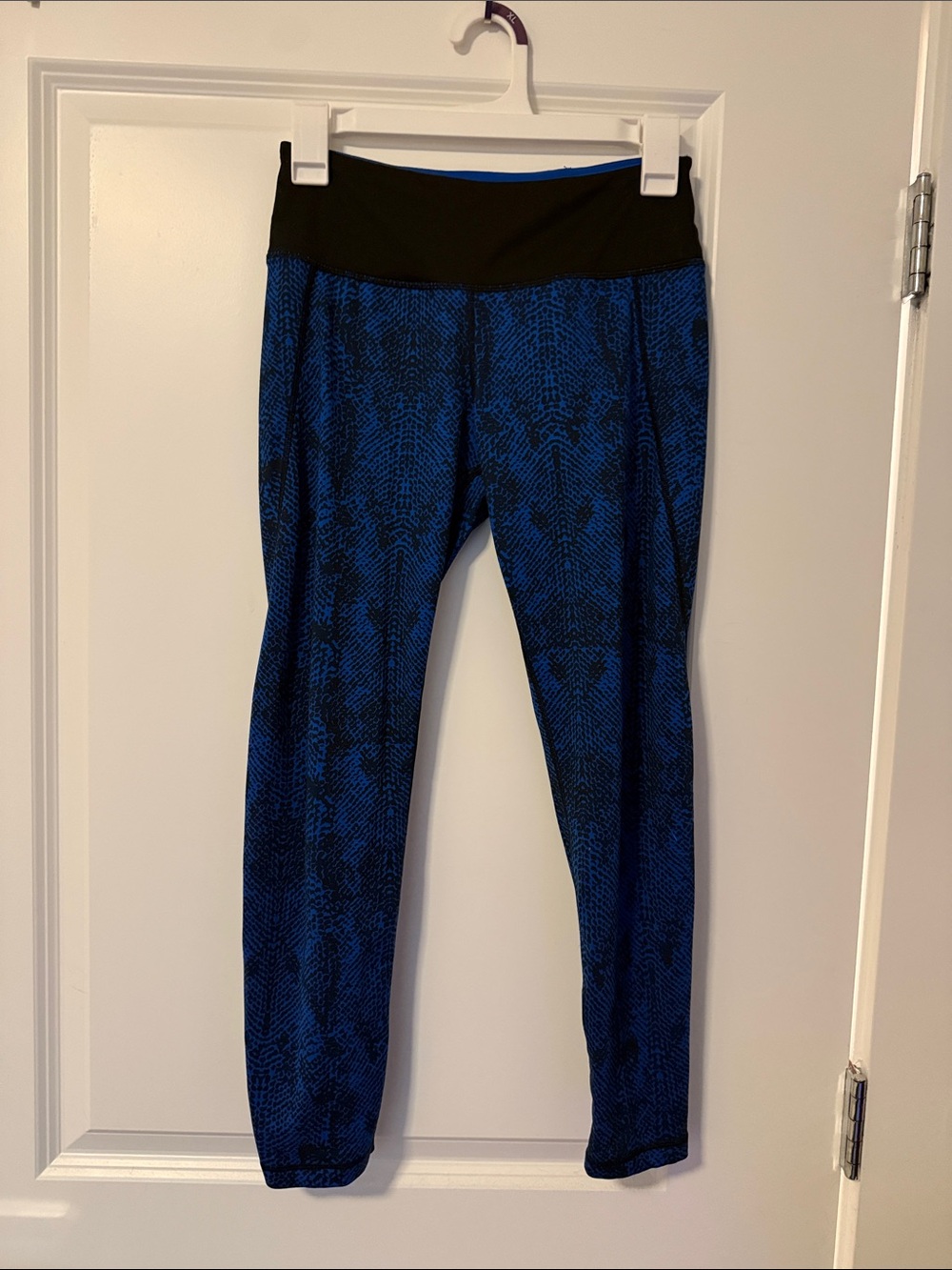 H&M Blue Snake-Print Leggings with Black Waistband